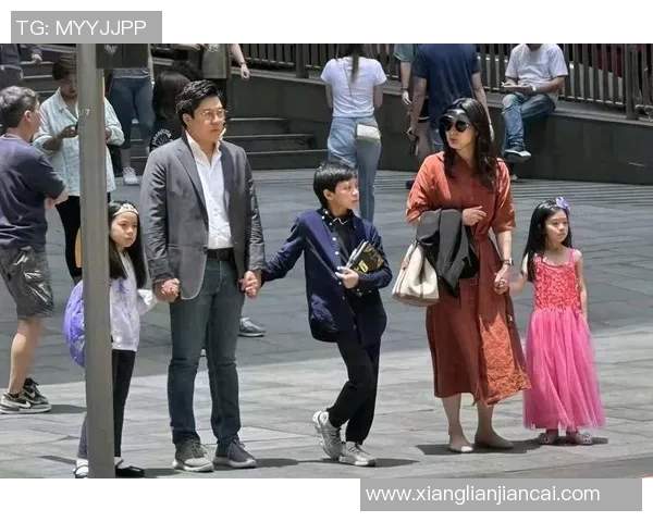 郭晶晶携手丈夫霍启刚携爱子出游展现家庭幸福温馨画面